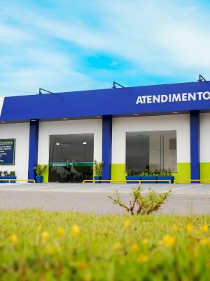 O Ministério Público Federal (MPF) ajuizou uma ação civil pública, com pedido de urgência, para que a Amazonas Energia e a União sejam condenadas a fornecer energia elétrica às comunidades indígenas de Tiririca, Marajá e Santo Antônio, no município de Novo Airão (a 115 quilômetros de Manaus). A ação pede à Justiça Federal que determine à empresa e à União que providenciem, no prazo de 30 dias, a infraestrutura necessária para o fornecimento do serviço público essencial para as comunidades através da ligação à rede convencional ou de sistemas fotovoltaicos. A ação também pede o pagamento de R$ 50 mil para cada comunidade pela demora em fornecer energia às comunidades ribeirinhas. Segundo o MPF, a ausência de energia elétrica nas comunidades mesmo depois de diversas solicitações de seus moradores e do Ministério Público Federal caracteriza omissão do poder público “com desrespeito aos direitos mais básicos das comunidades envolvidas, que estão sendo totalmente marginalizadas” diz trecho da ação assinada pela procuradora da República Janaina Mascarenhas. A procuradora também pontua que, além dos prejuízos comuns por não poderem usar eletrodomésticos, internet e serviços essenciais, as comunidades enfrentam problemas ainda maiores na época de estiagem, pois a população fica isolada com a seca dos rios. Além disso, o MPF observa que o acesso à energia elétrica é essencial para a melhoria da condição de vida, redução da pobreza e aumento da renda familiar, acesso à educação e aos serviços de saúde, agindo como condutor do desenvolvimento social e econômico das famílias. “Ou seja, a exclusão do acesso à energia elétrica contribui para a estagnação de qualquer possível desenvolvimento das comunidades mais pobres e remotas”. Realidade local – O município de Novo Airão possuía previsão de universalização de energia elétrica em 2021. O programa, conhecido como Luz Para Todos, tem por finalidade fornecer o atendimento com energia elétrica à população do meio rural e à população residente em regiões remotas da Amazônia Legal que não possuem acesso ao serviço público de distribuição de energia elétrica. A Amazonas Energia informou sobre a possibilidade de realizar os atendimentos pelo programa, com fontes alternativas, como energia solar fotovoltaica, com previsão para 2025, porém sem definição de cronograma. A concessionária de energia informou então que o processo de liberação de recursos ainda está em fase de tramitação. Conforme apuração do MPF, a implementação do programa nas comunidades de Novo Airão aguarda a assinatura do contrato de financiamento, que segue pendente pelo Ministério de Minas e Energia, por uma questão burocrática: a troca acionária da concessionária local. “Opções políticas não podem se sobrepor ao direito das comunidades terem acesso à energia elétrica” reforça a ação. Nesse sentido, o MPF lembra que o público-alvo do programa é, essencialmente, a população de áreas remotas da Amazônia, por isso, os argumentos no sentido de impossibilidade de fornecimento de energia elétrica por dificuldades logísticas de acesso não se sustentam. “O escopo do programa é, exatamente, atingir essas comunidades, de modo que as dificuldades logísticas são inerentes e já devem ser previamente consideradas pela Administração Pública” alerta o MPF. Sobre o caso - Em 2019, o MPF constatou a falta de energia elétrica ao visitar as comunidades no município. A partir disso, um inquérito civil foi instaurado para investigar o caso. Quase seis anos depois, em 2024, os moradores informaram ao MPF que seguiam sem acesso à energia elétrica, com prejuízos no acesso aos serviços de saúde, educação e nas atividades de subsistência. Ainda em 2024, durante reunião realizada com representantes comunitários e o MPF, foi informado que o Instituto do Patrimônio Histórico e Artístico Nacional (Iphan) negou a licença para extensão de rede convencional de energia elétrica na região, justificando que havia um sítio arqueológico na área. Assessoria de Comunicação Procuradoria da República no Amazonas