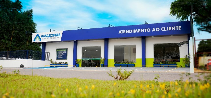 O Ministério Público Federal (MPF) ajuizou uma ação civil pública, com pedido de urgência, para que a Amazonas Energia e a União sejam condenadas a fornecer energia elétrica às comunidades indígenas de Tiririca, Marajá e Santo Antônio, no município de Novo Airão (a 115 quilômetros de Manaus). A ação pede à Justiça Federal que determine à empresa e à União que providenciem, no prazo de 30 dias, a infraestrutura necessária para o fornecimento do serviço público essencial para as comunidades através da ligação à rede convencional ou de sistemas fotovoltaicos. A ação também pede o pagamento de R$ 50 mil para cada comunidade pela demora em fornecer energia às comunidades ribeirinhas. Segundo o MPF, a ausência de energia elétrica nas comunidades mesmo depois de diversas solicitações de seus moradores e do Ministério Público Federal caracteriza omissão do poder público “com desrespeito aos direitos mais básicos das comunidades envolvidas, que estão sendo totalmente marginalizadas” diz trecho da ação assinada pela procuradora da República Janaina Mascarenhas. A procuradora também pontua que, além dos prejuízos comuns por não poderem usar eletrodomésticos, internet e serviços essenciais, as comunidades enfrentam problemas ainda maiores na época de estiagem, pois a população fica isolada com a seca dos rios. Além disso, o MPF observa que o acesso à energia elétrica é essencial para a melhoria da condição de vida, redução da pobreza e aumento da renda familiar, acesso à educação e aos serviços de saúde, agindo como condutor do desenvolvimento social e econômico das famílias. “Ou seja, a exclusão do acesso à energia elétrica contribui para a estagnação de qualquer possível desenvolvimento das comunidades mais pobres e remotas”. Realidade local – O município de Novo Airão possuía previsão de universalização de energia elétrica em 2021. O programa, conhecido como Luz Para Todos, tem por finalidade fornecer o atendimento com energia elétrica à população do meio rural e à população residente em regiões remotas da Amazônia Legal que não possuem acesso ao serviço público de distribuição de energia elétrica. A Amazonas Energia informou sobre a possibilidade de realizar os atendimentos pelo programa, com fontes alternativas, como energia solar fotovoltaica, com previsão para 2025, porém sem definição de cronograma. A concessionária de energia informou então que o processo de liberação de recursos ainda está em fase de tramitação. Conforme apuração do MPF, a implementação do programa nas comunidades de Novo Airão aguarda a assinatura do contrato de financiamento, que segue pendente pelo Ministério de Minas e Energia, por uma questão burocrática: a troca acionária da concessionária local. “Opções políticas não podem se sobrepor ao direito das comunidades terem acesso à energia elétrica” reforça a ação. Nesse sentido, o MPF lembra que o público-alvo do programa é, essencialmente, a população de áreas remotas da Amazônia, por isso, os argumentos no sentido de impossibilidade de fornecimento de energia elétrica por dificuldades logísticas de acesso não se sustentam. “O escopo do programa é, exatamente, atingir essas comunidades, de modo que as dificuldades logísticas são inerentes e já devem ser previamente consideradas pela Administração Pública” alerta o MPF. Sobre o caso - Em 2019, o MPF constatou a falta de energia elétrica ao visitar as comunidades no município. A partir disso, um inquérito civil foi instaurado para investigar o caso. Quase seis anos depois, em 2024, os moradores informaram ao MPF que seguiam sem acesso à energia elétrica, com prejuízos no acesso aos serviços de saúde, educação e nas atividades de subsistência. Ainda em 2024, durante reunião realizada com representantes comunitários e o MPF, foi informado que o Instituto do Patrimônio Histórico e Artístico Nacional (Iphan) negou a licença para extensão de rede convencional de energia elétrica na região, justificando que havia um sítio arqueológico na área. Assessoria de Comunicação Procuradoria da República no Amazonas