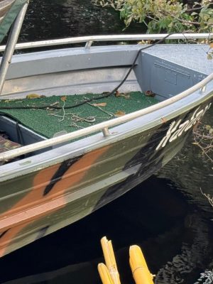 “Durante toda a ação criminosa, o homem foi mantida sob a mira da arma de fogo, e em determinado momento, ele conseguiu se desvencilhar do indivíduo, deixando a lancha para trás e seguindo para área de mata, até obter ajuda de moradores da região e acionar as equipes policiais”, disse o delegado. Segundo o delegado, as diligências dos policiais civis e militares resultaram na rápida localização e prisão de Vinicius ainda na comunidade ribeirinha onde o fato ocorreu, além da apreensão da arma utilizada no crime. “A intenção do autor era extorquir a própria lancha da vítima, mas ele não obteve êxito. A lancha foi encontrada na área onde o proprietário a deixou para seguir caminho para procurar ajuda”, falou o delegado. Procedimentos Vinicius Caldas da Silva foi autuado em flagrante pelo crime de extorsão majorada e a prisão preventiva dele foi solicitada à Justiça, a quem o autor está à disposição. FOTOS: Divulgação/PC-AM