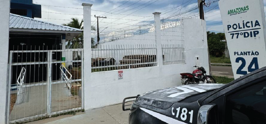 A Polícia Civil do Amazonas (PC-AM), por meio da 77ª Delegacia Interativa de Polícia (DIP) de Novo Airão (a 115 quilômetros de Manaus), cumpriu, no sábado (16), um mandado de prisão preventiva contra um homem, de 47 anos, pelo crime de estupro de vulnerável contra duas crianças, irmãs, que são netas de sua companheira.
