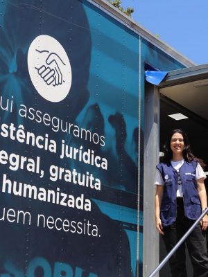 A Defensoria Pública do Estado do Amazonas (DPE-AM), por meio do projeto Defensoria Itinerante, marcou presença na 2ª Ação de Cidadania em Foco, promovida pela Prefeitura de Novo Airão, nesta quinta-feira (31), no bairro Novo Horizonte. Com a Carreta Itinerante – unidade móvel que leva serviços de assistência jurídica gratuita a diferentes localidades do estado, a instituição disponibilizou atendimento jurídico gratuito à população, resolvendo demandas como registro de paternidade, guarda de menores, divórcio e emissão de documentos.