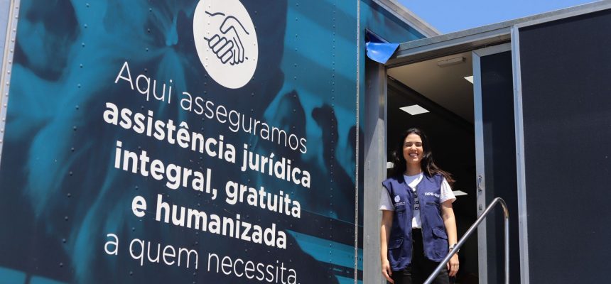 A Defensoria Pública do Estado do Amazonas (DPE-AM), por meio do projeto Defensoria Itinerante, marcou presença na 2ª Ação de Cidadania em Foco, promovida pela Prefeitura de Novo Airão, nesta quinta-feira (31), no bairro Novo Horizonte. Com a Carreta Itinerante – unidade móvel que leva serviços de assistência jurídica gratuita a diferentes localidades do estado, a instituição disponibilizou atendimento jurídico gratuito à população, resolvendo demandas como registro de paternidade, guarda de menores, divórcio e emissão de documentos.