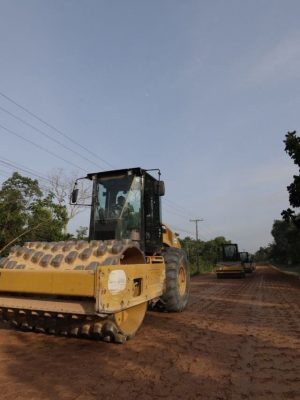 O governador Wilson Lima vistoriou, nesta sexta-feira (12), a obra de revitalização da rodovia AM-352, que liga Novo Airão a Manaus e destacou investimentos da ordem de R$ 257 milhões para a infraestrutura de Novo Airão, que contempla além da modernização da rodovia, a pavimentação da Comunidade São Domingos e a assinatura de dois convênios para requalificar e asfaltar 16 vias da sede do município.