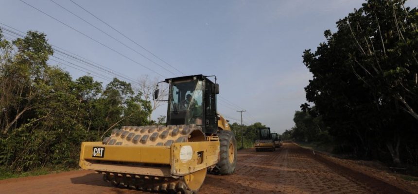 O governador Wilson Lima vistoriou, nesta sexta-feira (12), a obra de revitalização da rodovia AM-352, que liga Novo Airão a Manaus e destacou investimentos da ordem de R$ 257 milhões para a infraestrutura de Novo Airão, que contempla além da modernização da rodovia, a pavimentação da Comunidade São Domingos e a assinatura de dois convênios para requalificar e asfaltar 16 vias da sede do município.